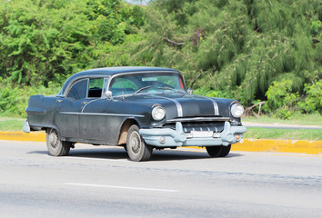 Amerikanisches Classic Auto auf Straße in Havanna Kuba