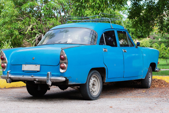 Amerikanisches Classic Auto auf Stra&szlig;e in Havanna Kuba