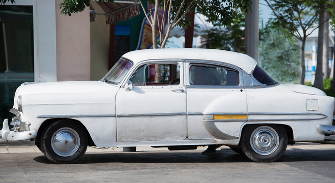 Amerikanisches Classic Auto auf Straße in Havanna Kuba