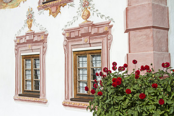 Fototapeta na wymiar Traditionell bemaltes Bauernhaus in Tirol