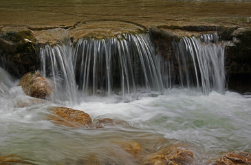 Obraz premium Kleiner Wasserfall in der Tauglbachklamm im Salzburger Tennengau