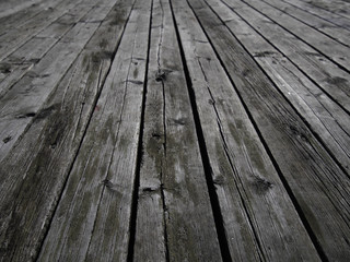 Nahaufnahme eines verwitterten Holzstegs