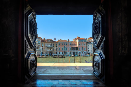Fototapeta The Grand Canal in Venice seen through an ancient portal
