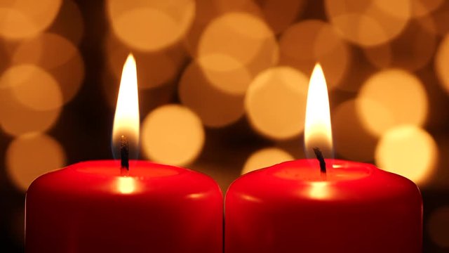 2 brennende Adventskerzen am zweiten Advent an Weihnachten