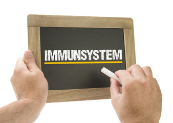 Immunsystem - Hand schreibt auf Kreidetafel