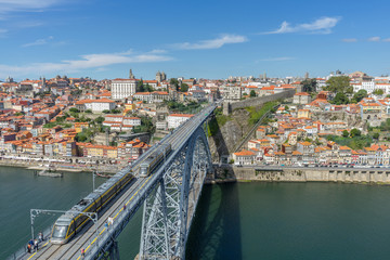 Fototapeta na wymiar Ansicht der Brücke Ponte Dom Luis I mit der Altstadt von Porto im Hintergrund
