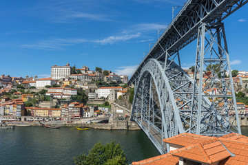 Ansicht der Brücke Ponte Dom Luis I mit der Altstadt von Porto im Hintergrund