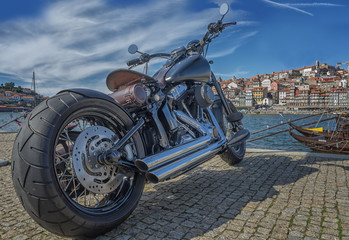 Motorrad am Ufer des Douro mit der Altstadt von Porto im Hintergrund