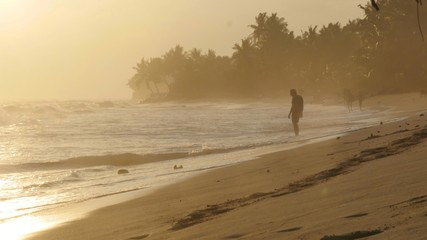 Sonnenuntergang am Strand in Sri Lanka 