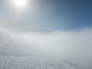 Brouillard sur la piste de ski