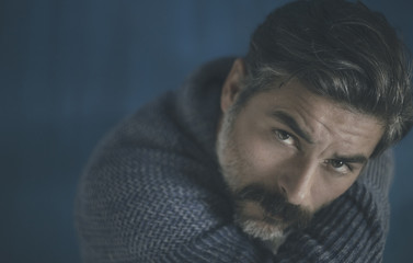 primer plano de hombre con bigote
