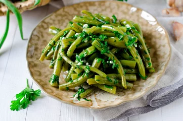 Schilderijen op glas Salad of green beans with garlic, parsley and cilantro © teleginatania