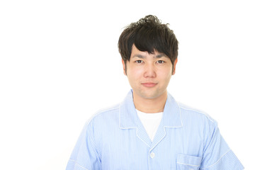 パジャマ姿の男性