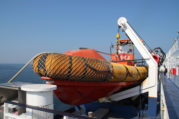 Ein Rettungsboot auf einer Fähre
