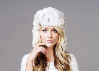 Naklejka premium Portrait of a young woman in a winter hat