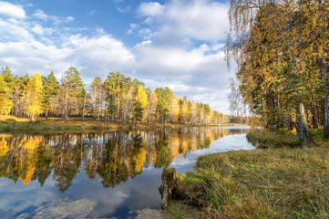 панорама осеннего пейзажа в лесу с озером, Россия,...