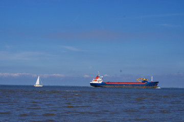 Schiffe in der Elbmündung bei Cuxhaven