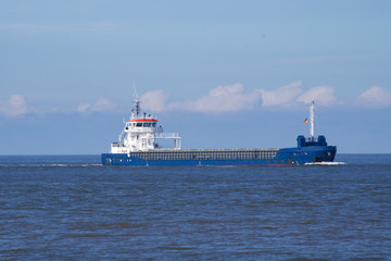 Schiffe in der Elbmündung bei Cuxhaven