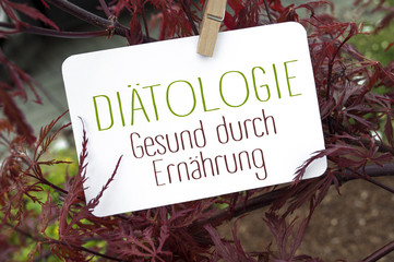 Roter japanischer Ahorn mit Schild Diätologie Diätetik
