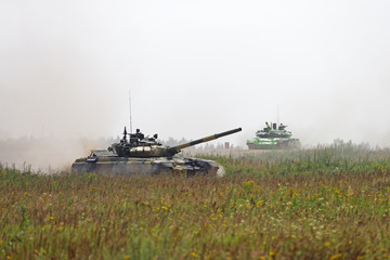 Fototapeta na wymiar Tank in the field