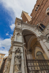 Fototapeta na wymiar Palazzo Publico and Torre del Mangia in Siena