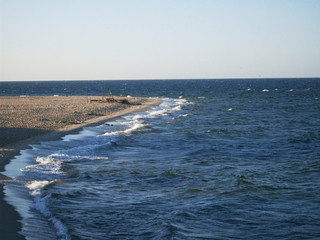 Krajobraz morski - wzburzone morze Bałtyckie na plaży w Helu