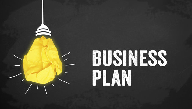 Papiergl&uuml;hbirne auf Kreidetafel mit Businessplan