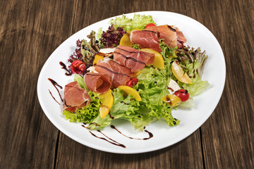 Salad with prosciutto