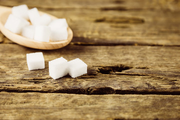 Zucker und Zuckerwürfel mit Löffel