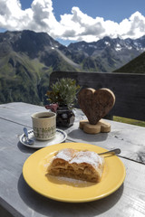 Apfelstrudel in den österreichischen Alpen