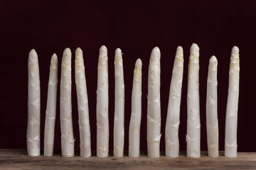 Reihe von weißem Spargel