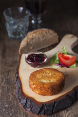 gebackener Camembert auf dunklem Holz