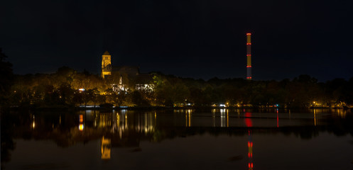 Obraz premium schlossteich mit schlosskirche und schornstein in chemnitz bei nacht