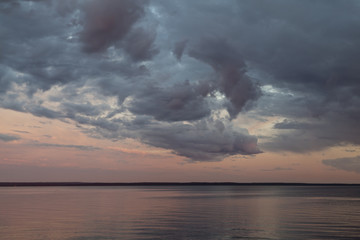 Розовый рассвет. Река