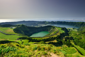 Obraz premium Azory rajska wyspa. panoramiczny widok na Lagoa de Santiago i Lagoa das Sete Cidades.