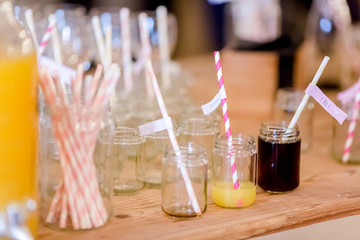 Verres de sodas dans des bocaux avec pailles en papier