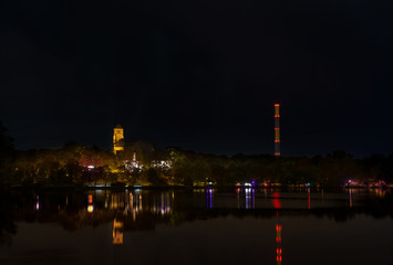 schlossteich mit schlosskirche und schornstein in chemnitz bei nacht