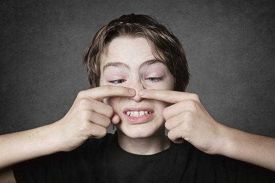 jeune adolescent gar&ccedil;on avec bouton sur le nez
