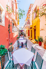 Fototapety  Kolorowa ulica z tradycyjnymi restauracjami w Rethimno, Kreta, Grecja