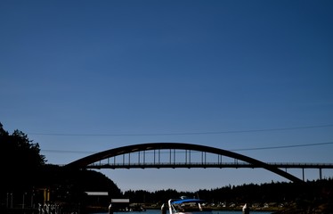 Obraz premium Rainbow Bridge at La Conner / This Rainbow Bridge located in La Conner, Washington connects to the Swinomish Indian Reservation.