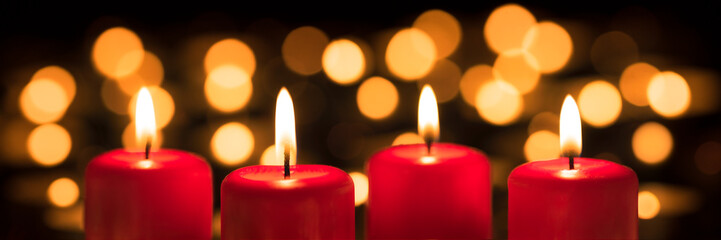 Brennende Kerzen am 4. Advent zu Weihnachten