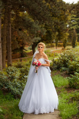 Obraz na płótnie Canvas Stylish bride in a white dress on the wedding day