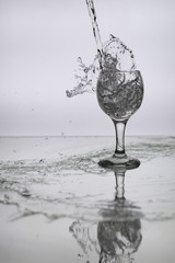 Бокал и вода