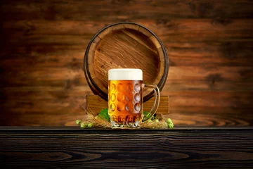 Foto op Plexiglas Pint koud bier en oud vat op houten achtergrond © nioloxs