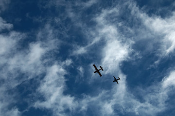 Dos aviones en el cielo