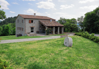 Obraz premium Old Tuscan farmhouse in Italy