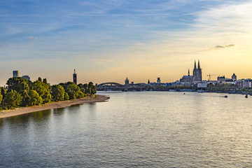 Obraz premium skyline of Cologne with river Rhine