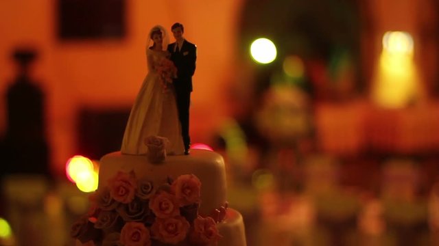 Wedding cake with figures of wife and groom