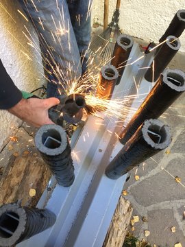 Foto Stock smerigliatrice mola disco scintille fabbro tagliare ferro lavoro  lavorare tubi di ferro | Adobe Stock