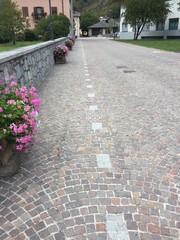 strada pedonale area pedonale strada paese piazza sampietrini vaso di fiori camminare 